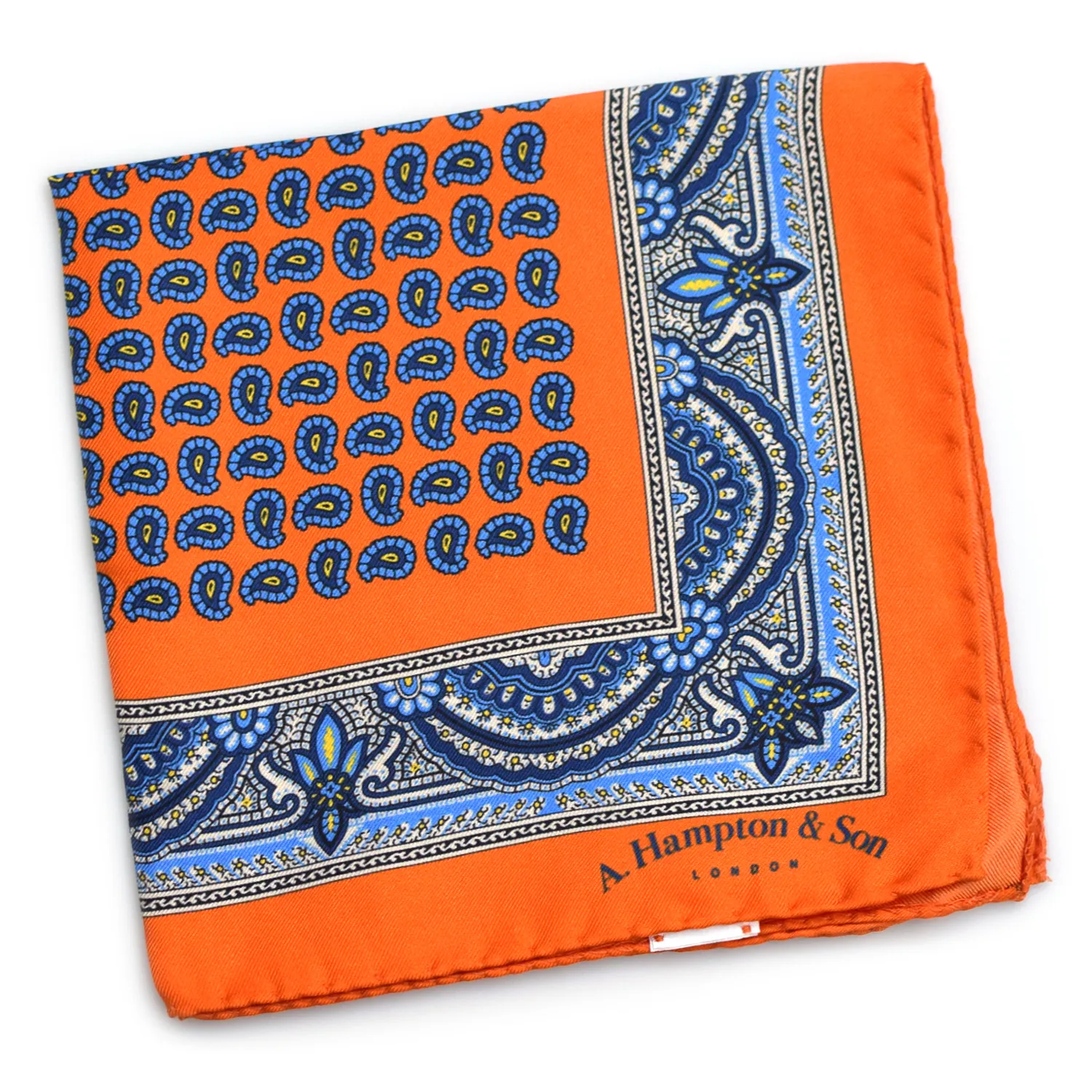 A Hampton pochette orange pliée