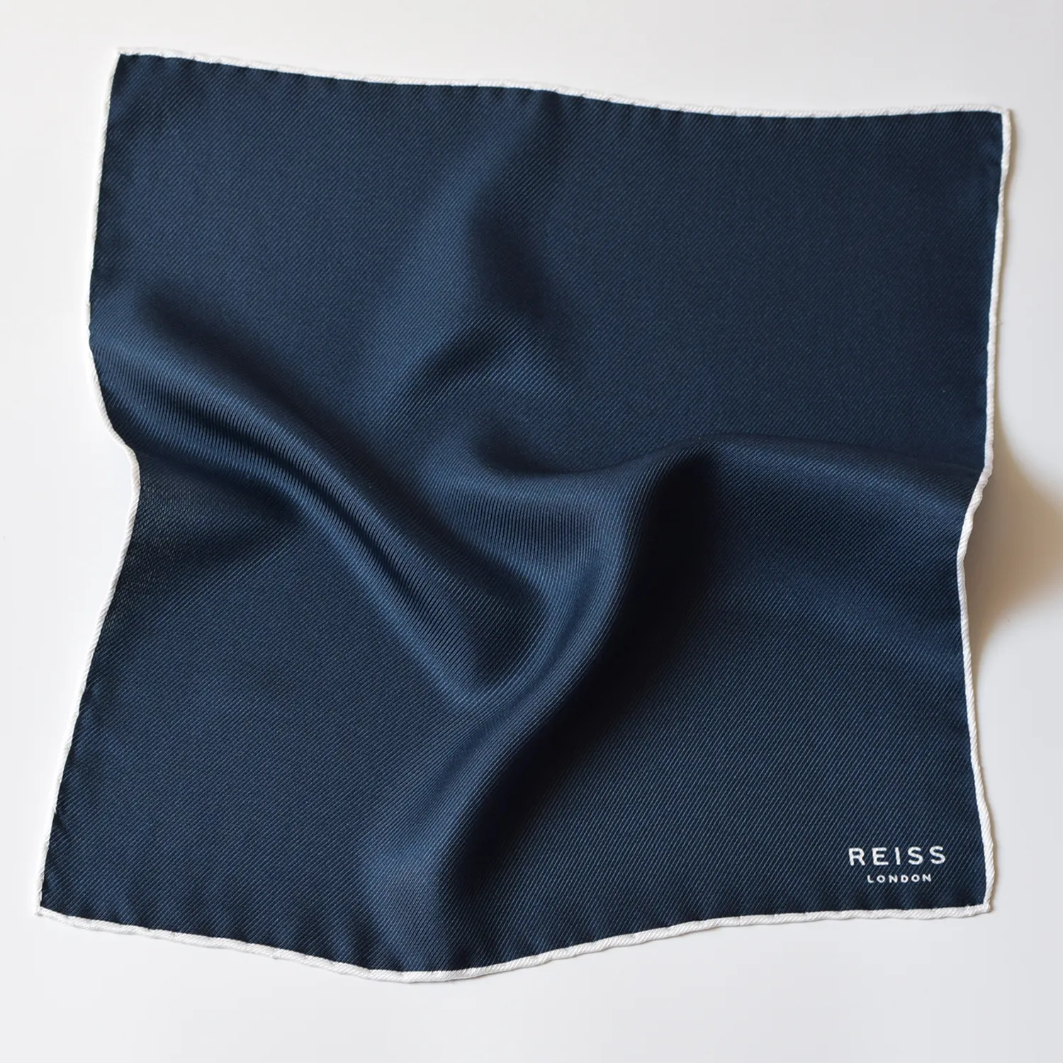 Pochette en soie unie Reiss – Image 3