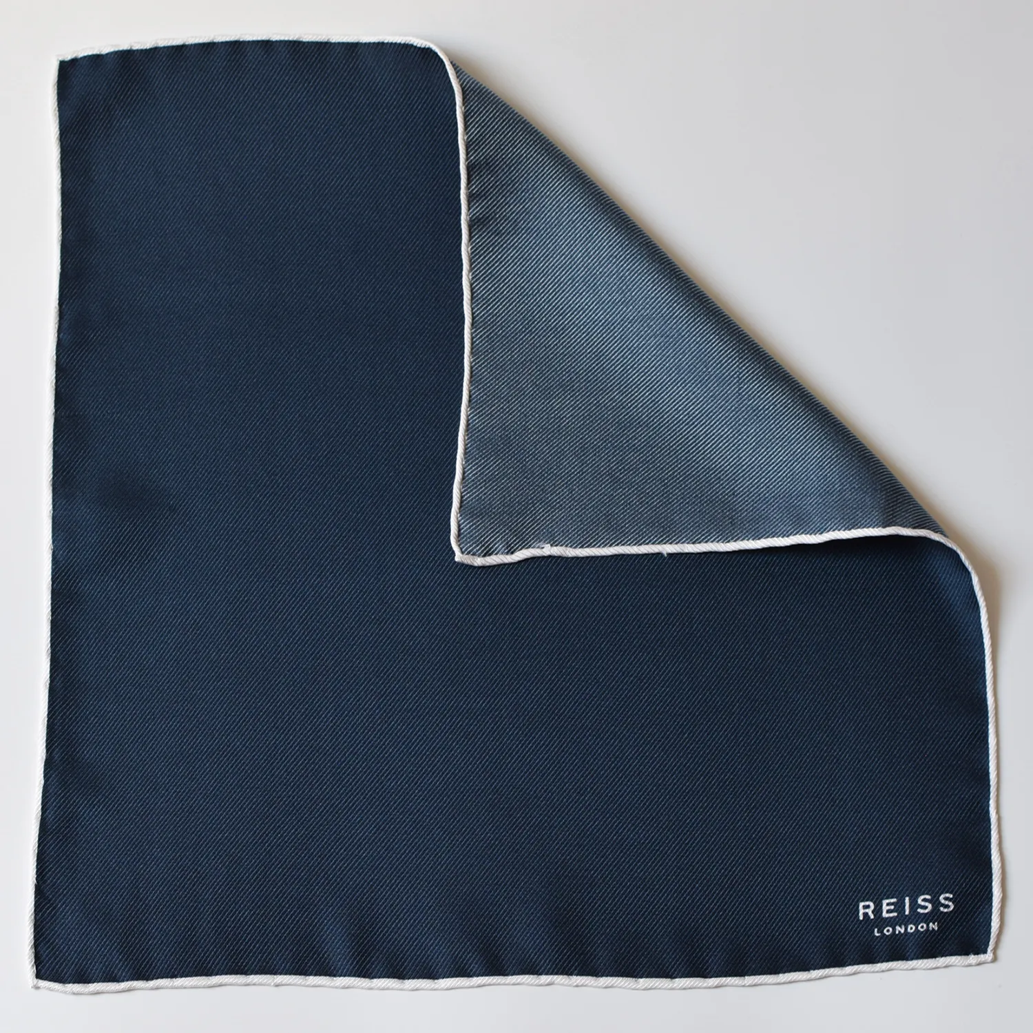 Pochette en soie unie Reiss – Image 4