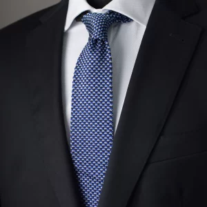 Cravate portée sur chemise