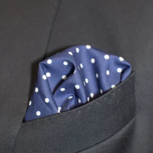 Pochette-Van-Laack-polka-dots-bleue-en-coton-portée