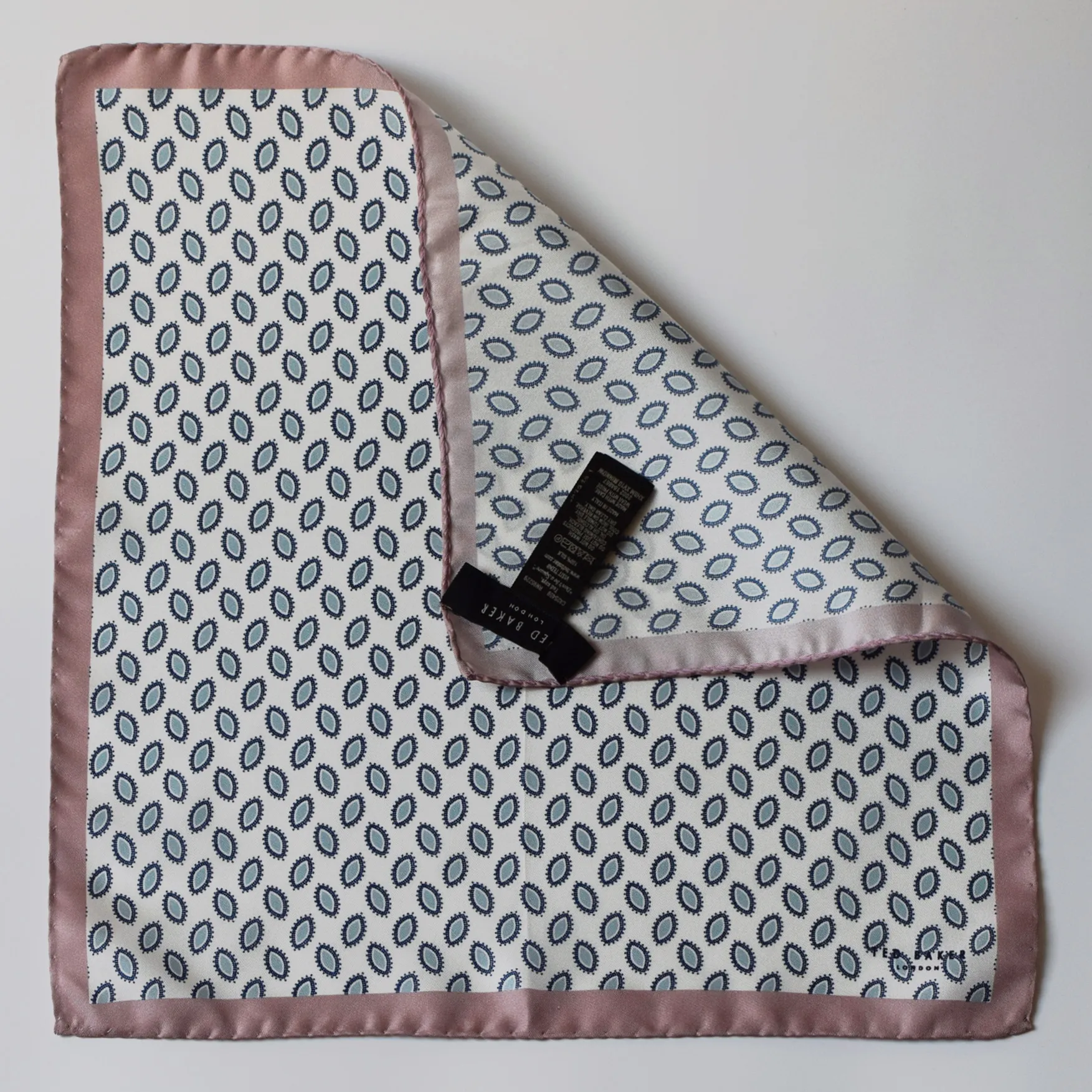 Ted-baker-paisley-silk--micro-abstract-design-flat-corner_resultat