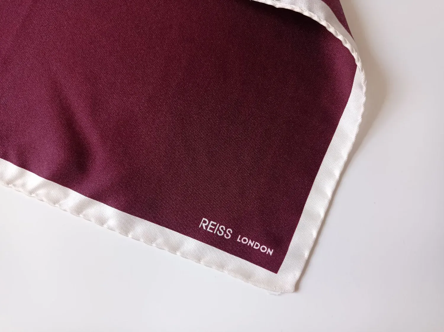 White-Silk-pocket-square-Reiss-corner_resultat