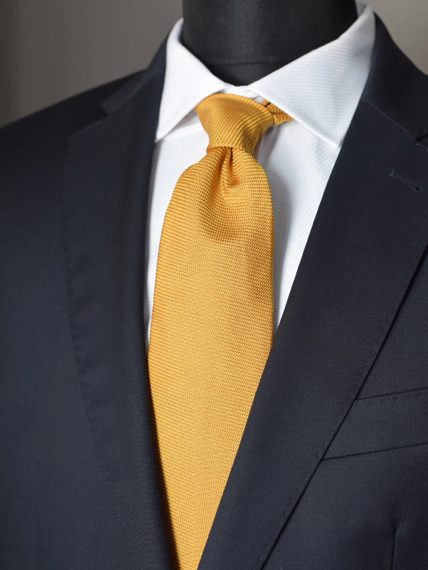 Cravate en grenadine de soie or Andrew's ties – Image 2