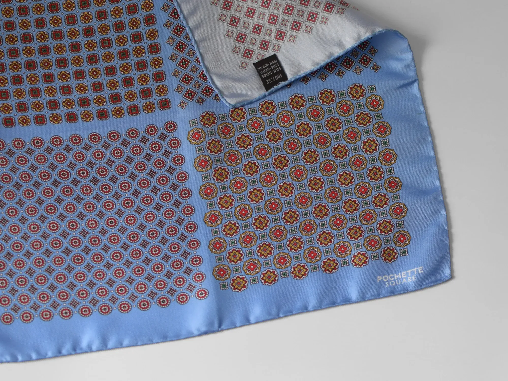 pochette-square-medal-pattern-detail
