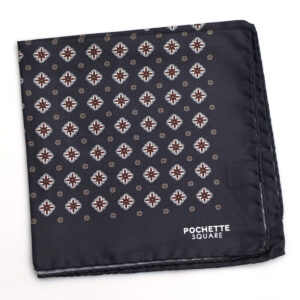 pochette square pochette grise a motif medaillons pliée