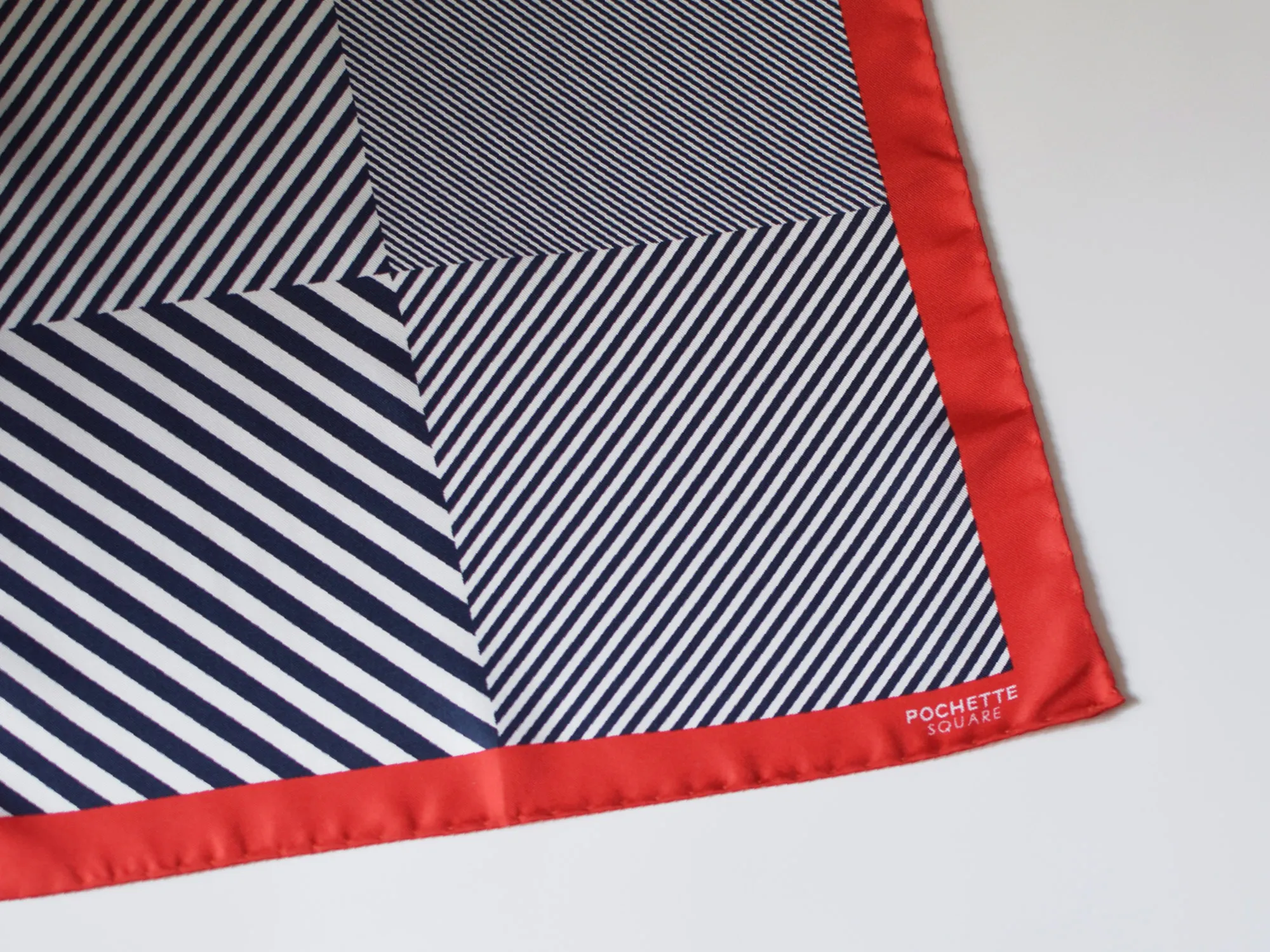pochette-square-striped-detail