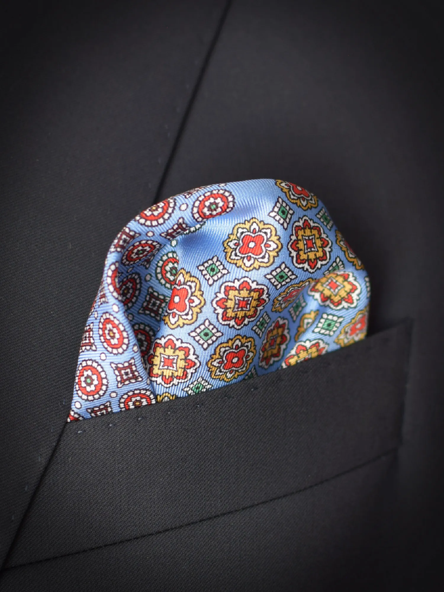 pocket-square-pochette-square-in-breast-pocket
