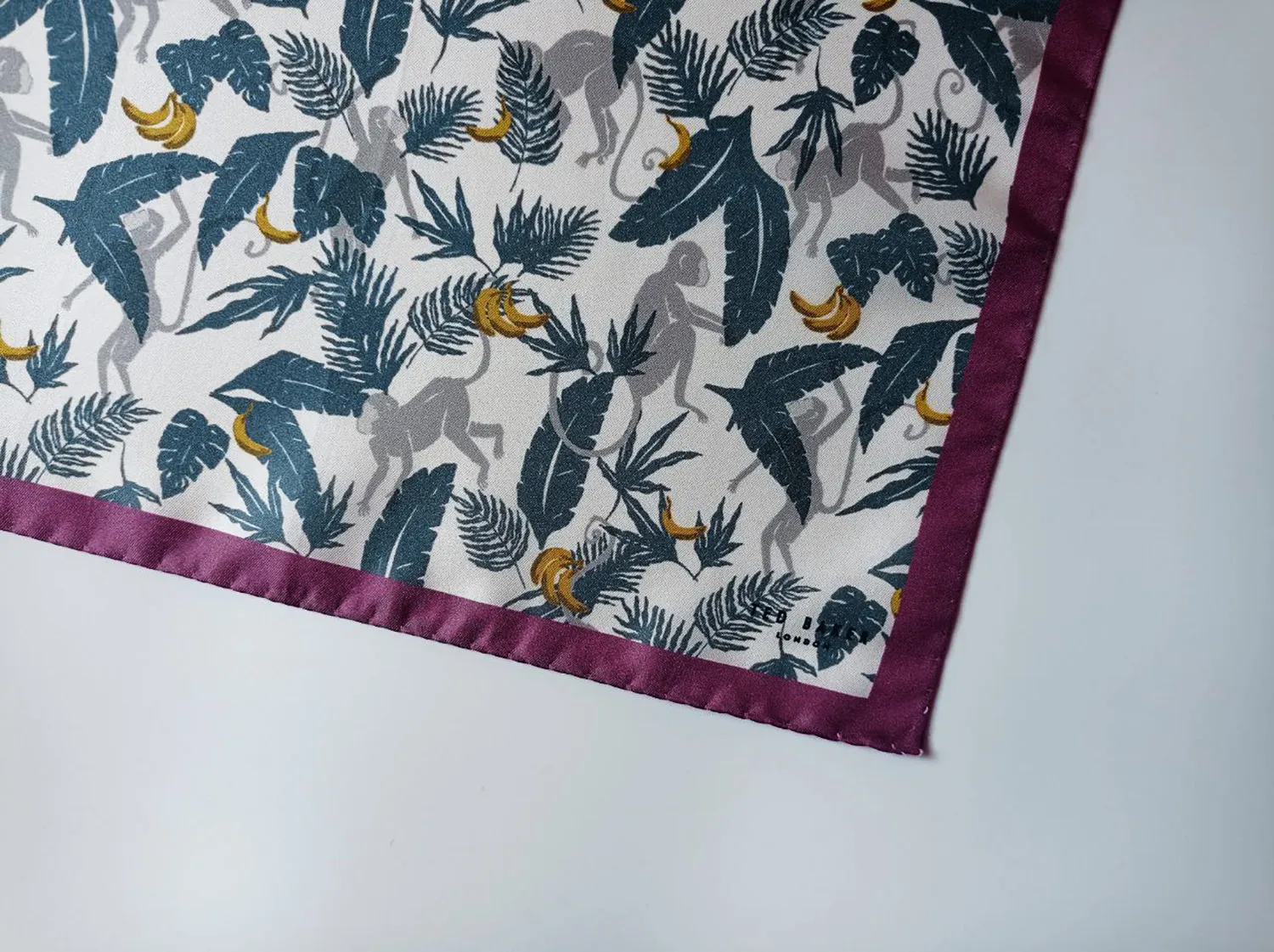 pocket-square-ted-baker-monkey-bananas-design-detail_resultat