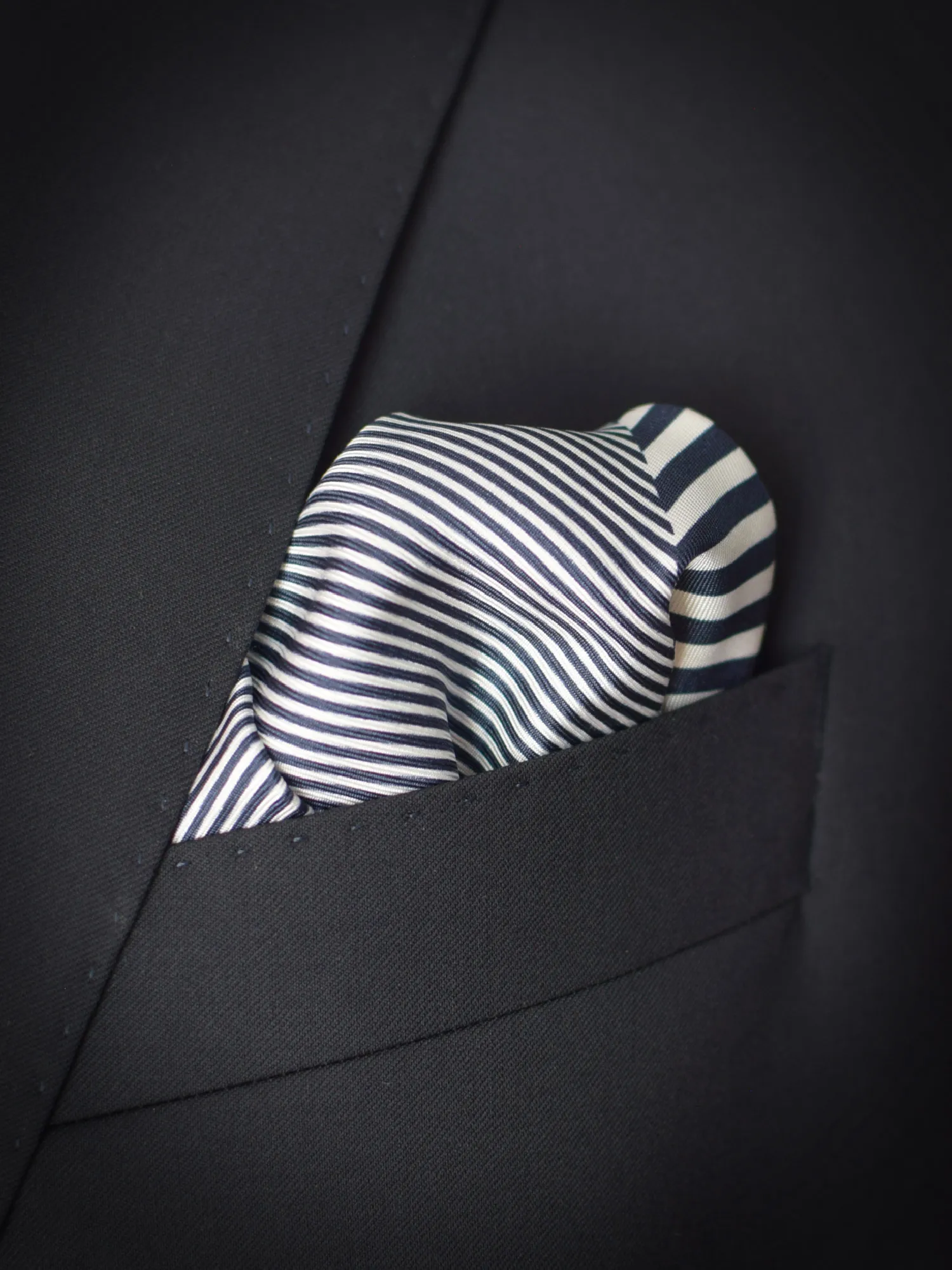 striped-pocket-square-in-breats-pocket