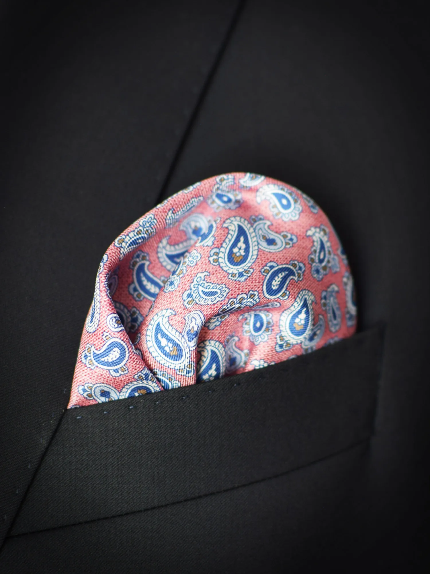 unbranded-pocket-square-in breast pocket paisley