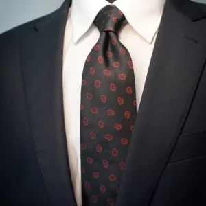 cravate-club-guy-laroche a motifs paisley, portée sur un mannequin