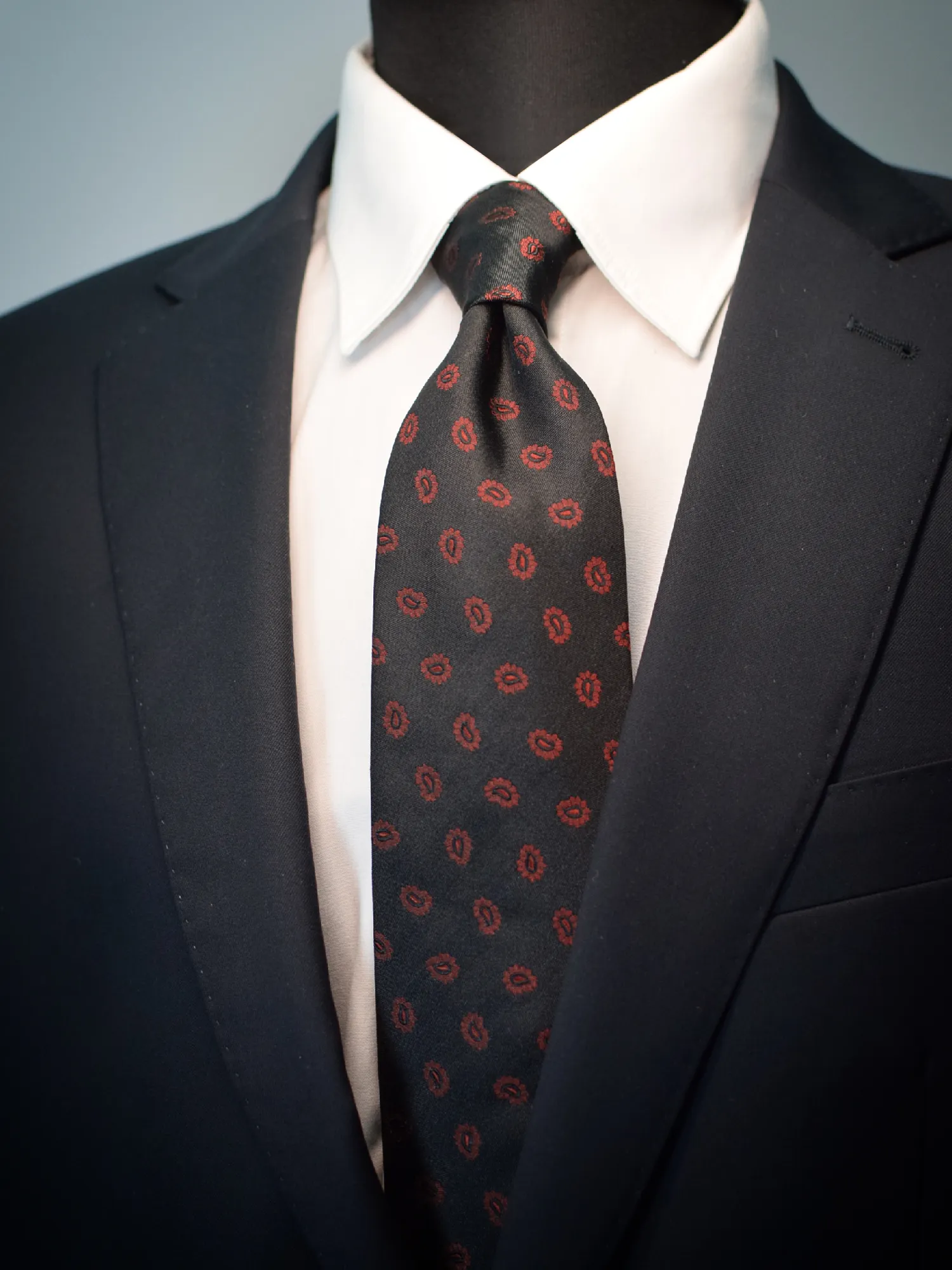cravate-club-guy-laroche a motifs paisley, portée sur un mannequin