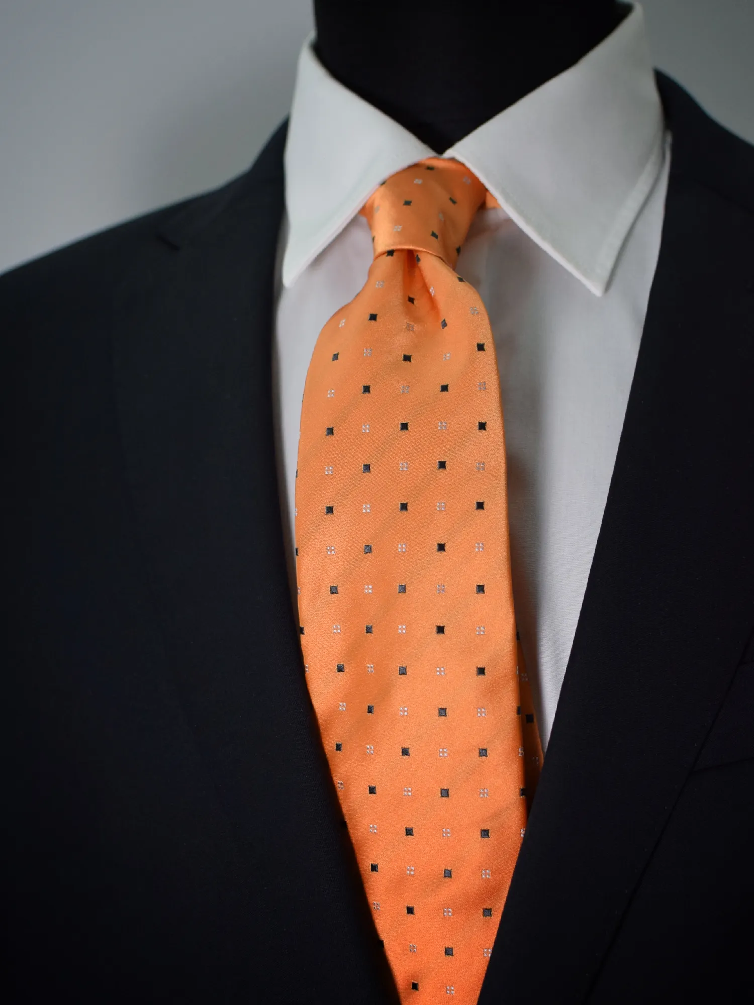 Cravate Club Guy Laroche en soie orangée à micro motifs carrés – Image 2