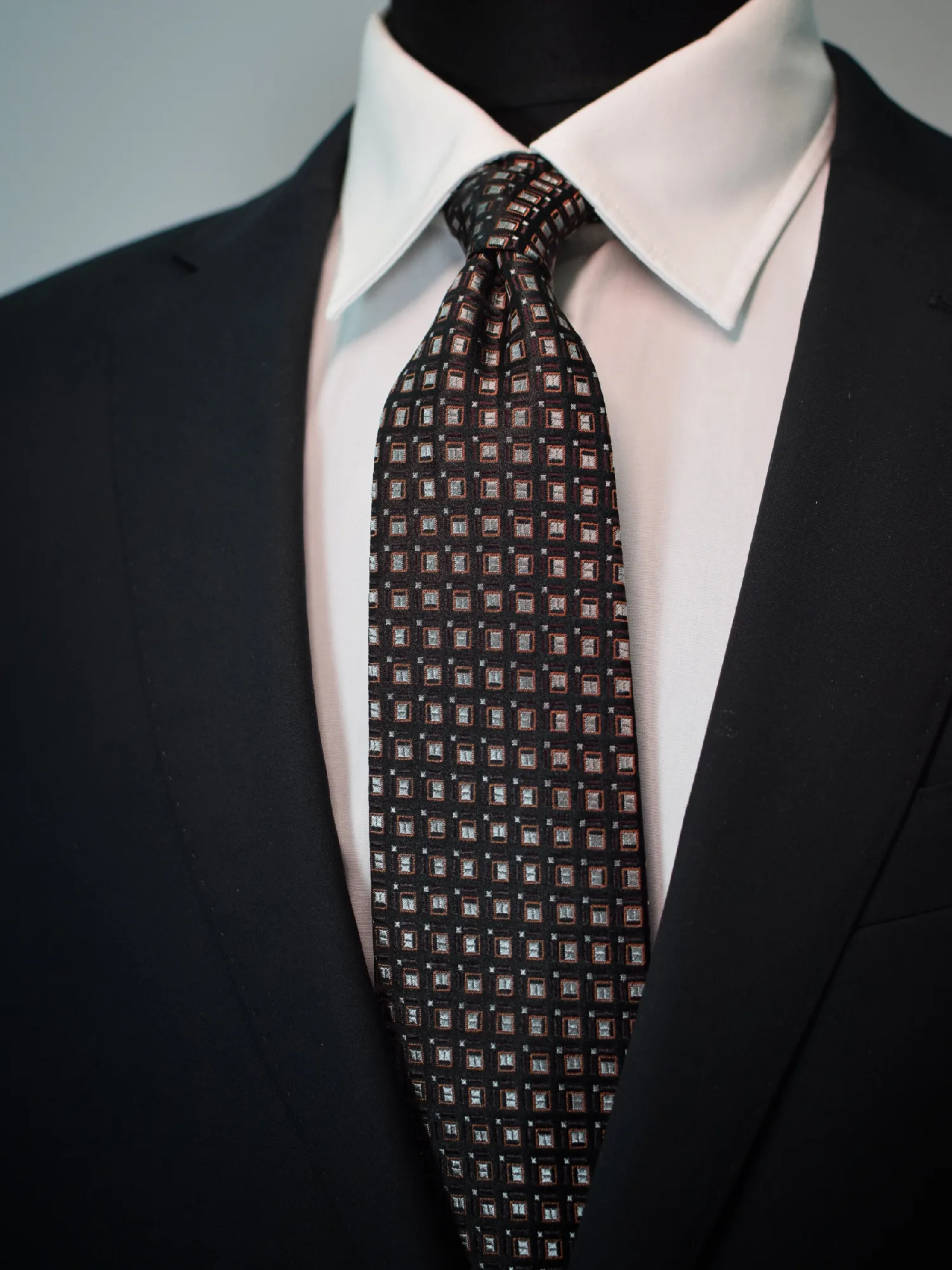 Cravate Club Guy Laroche brune foncée à motifs géométriques – Image 2