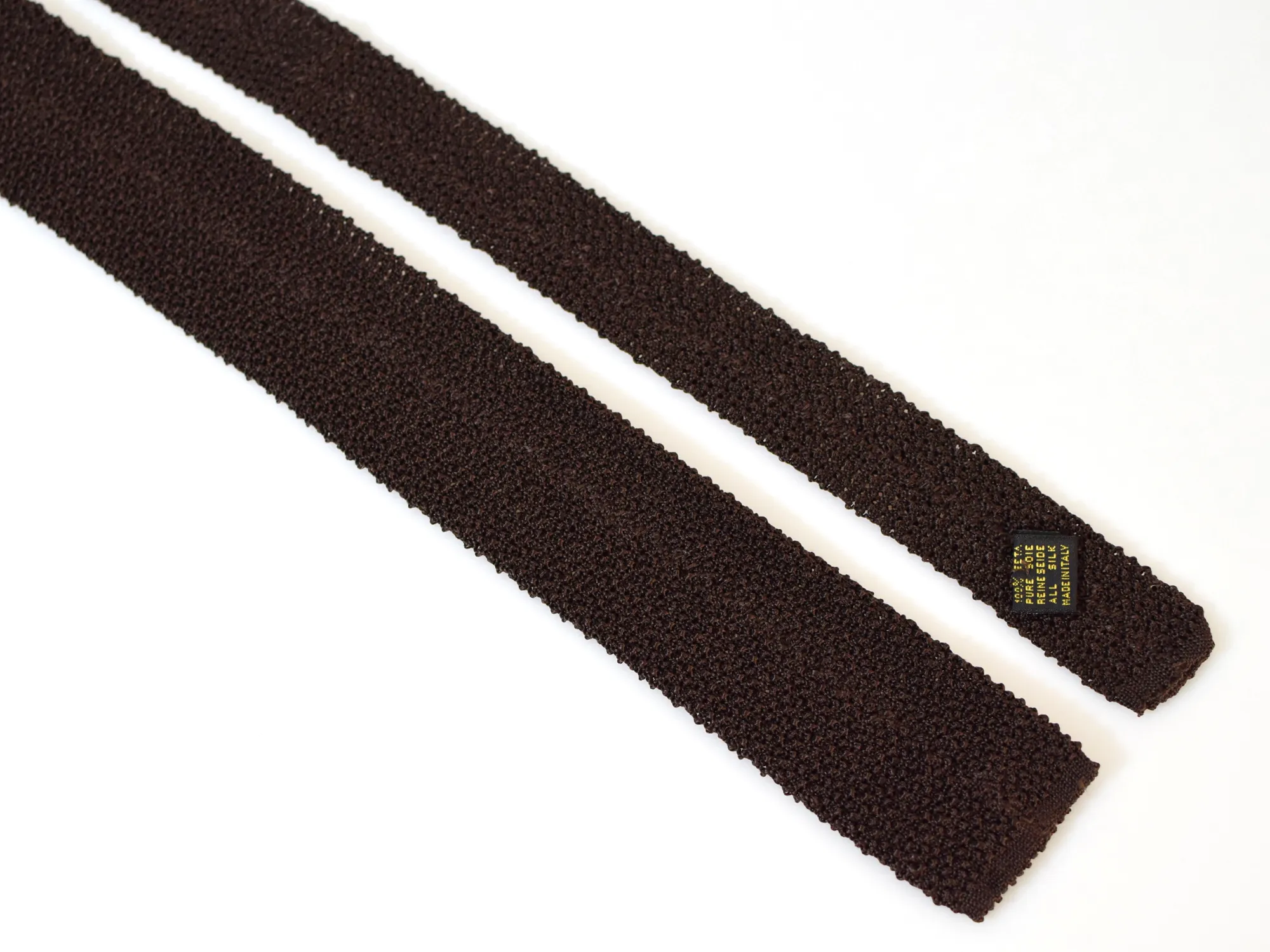 cravate-tricot-marron-fonce-a-plat