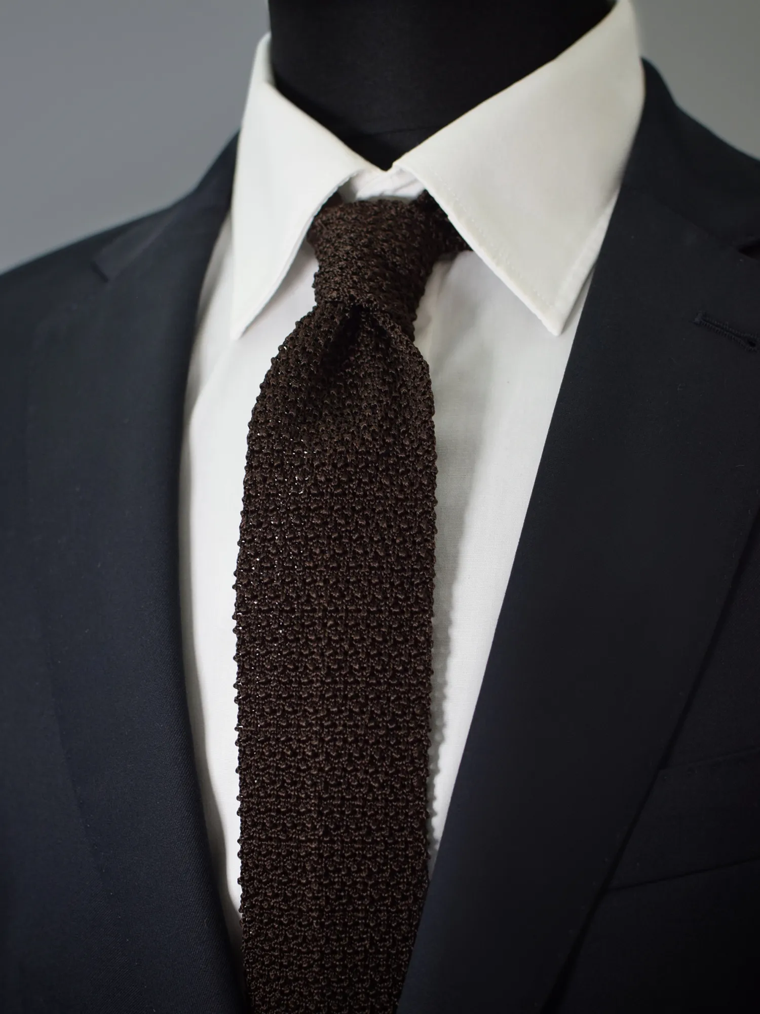 cravate-tricot-marron-fonce