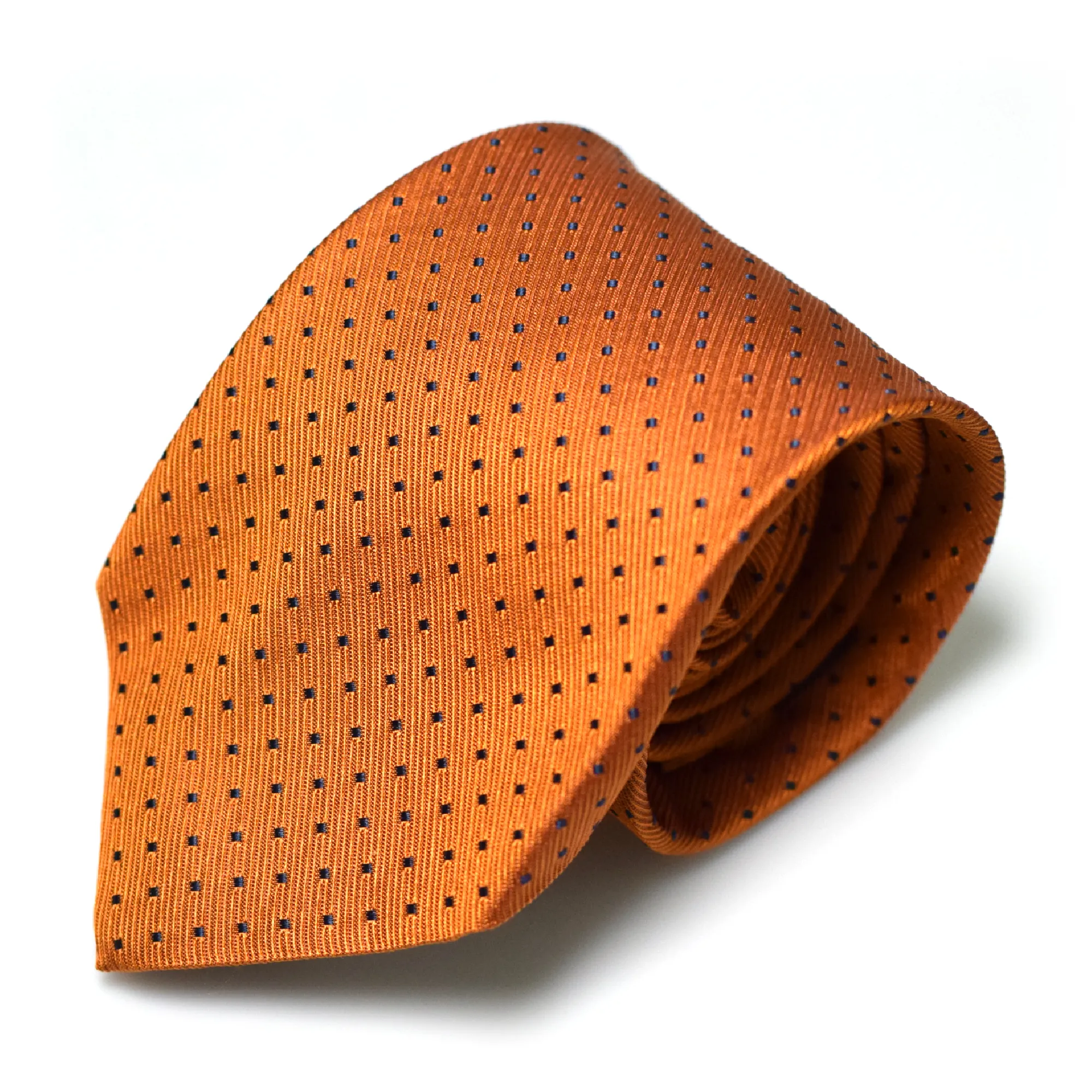 cravate-a-micro-motifs-losanges-tisses roulee