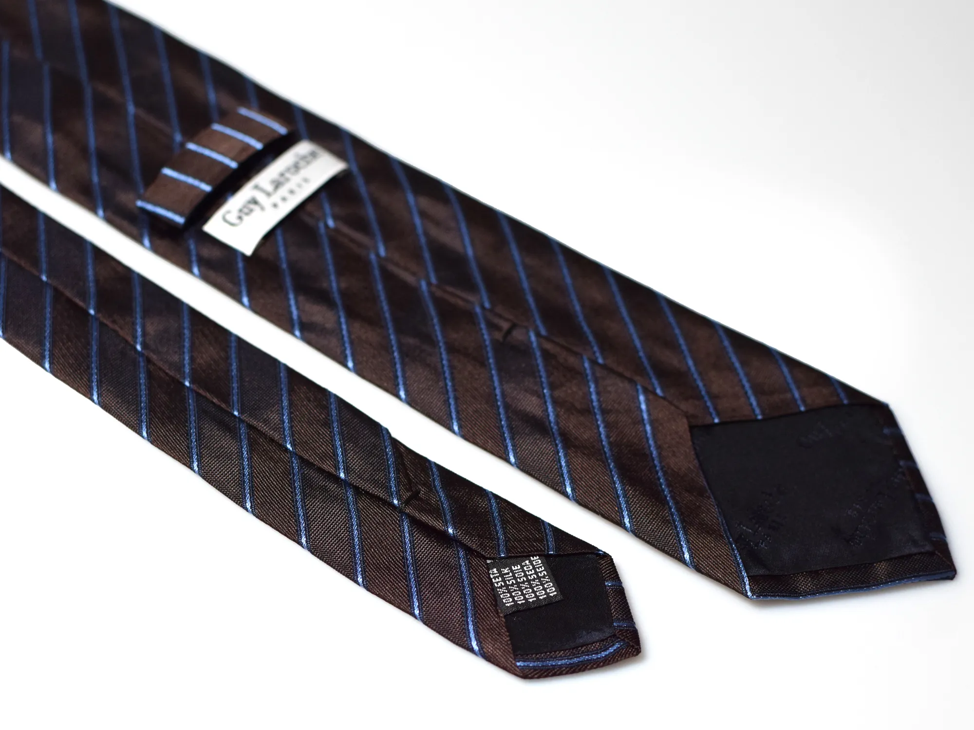 cravate guy laroche a plat portée sur chemise blanche