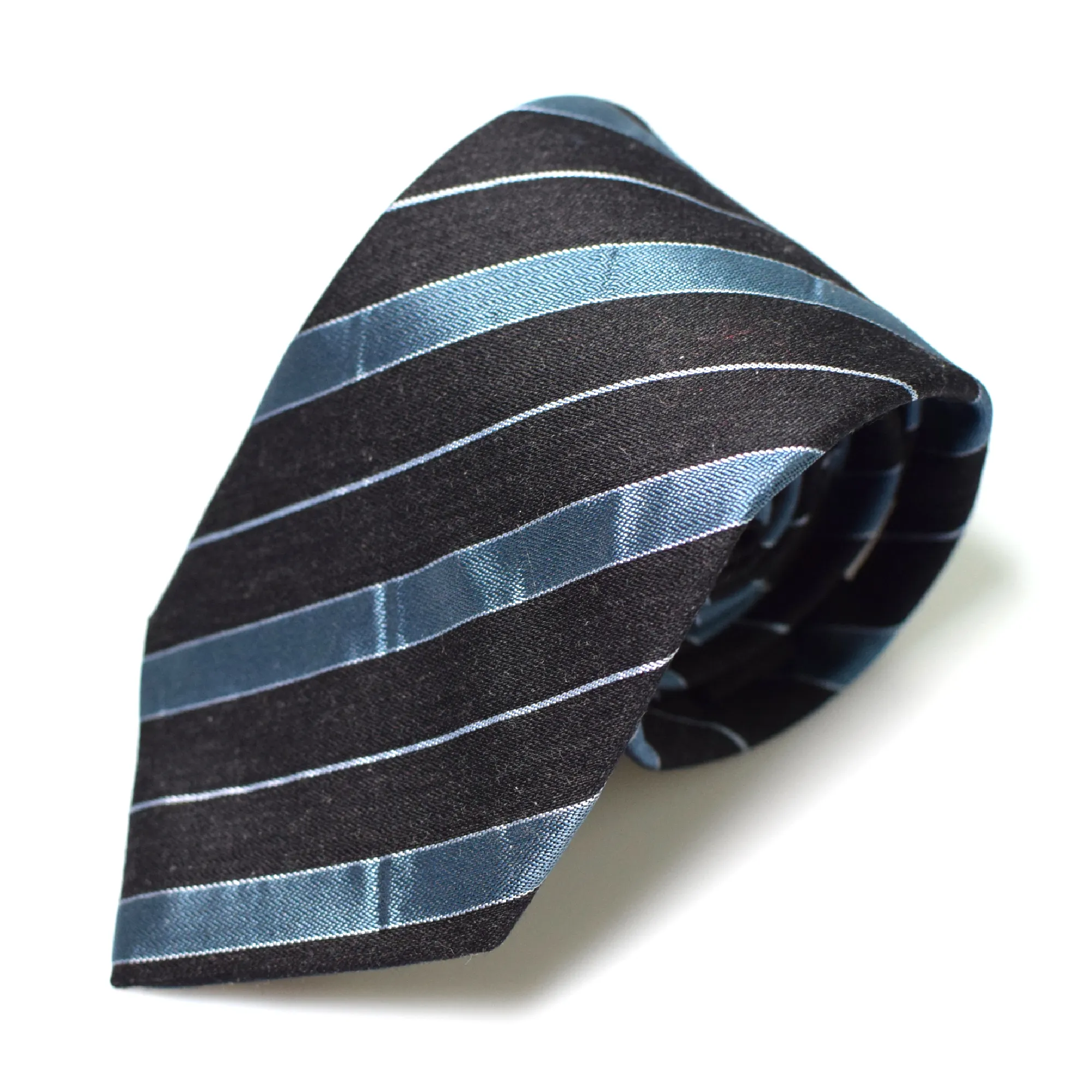 cravate bleue roulee