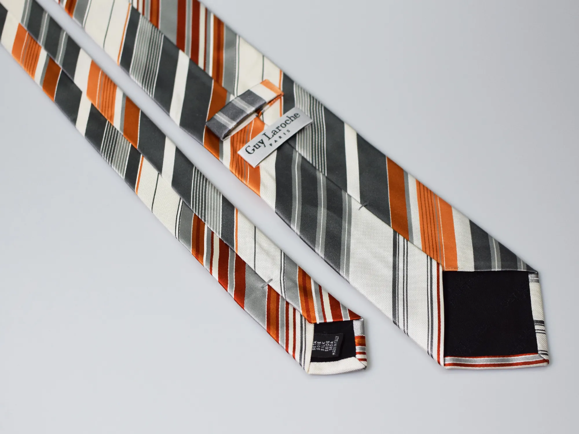 Cravate club en soie grise orange et blanche Guy Laroche – Image 3