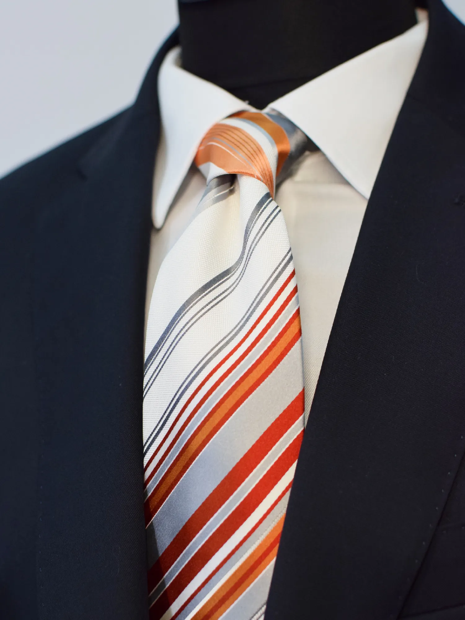 Cravate club en soie grise orange et blanche Guy Laroche – Image 2