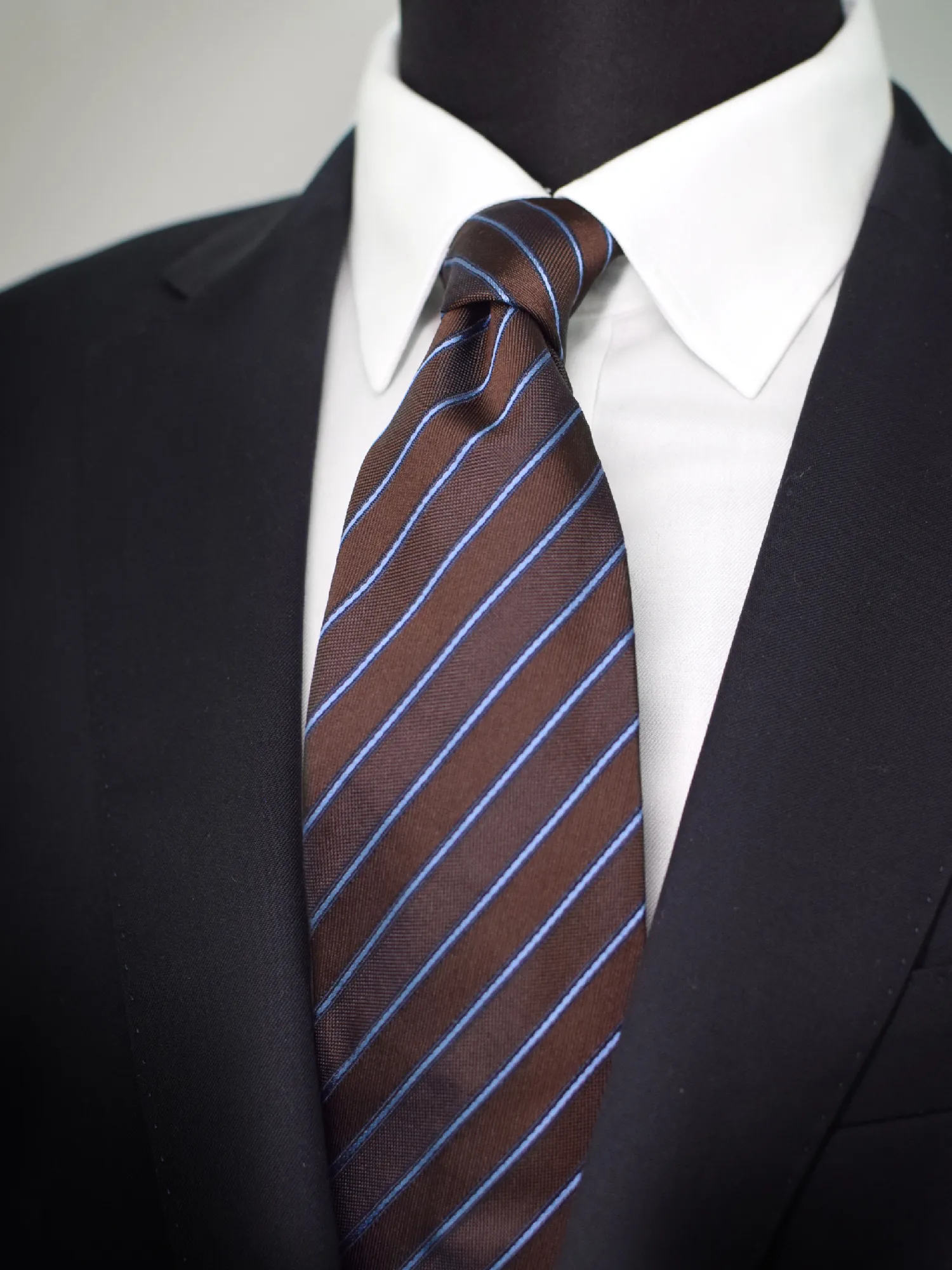 cravate guy laroche portée sur chemise blanche