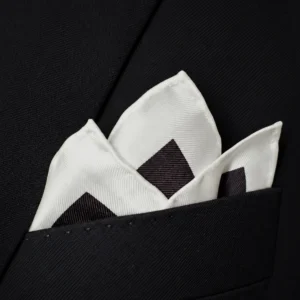 pochette-noire-lisere-blanc-ysl-pliee-3.webp