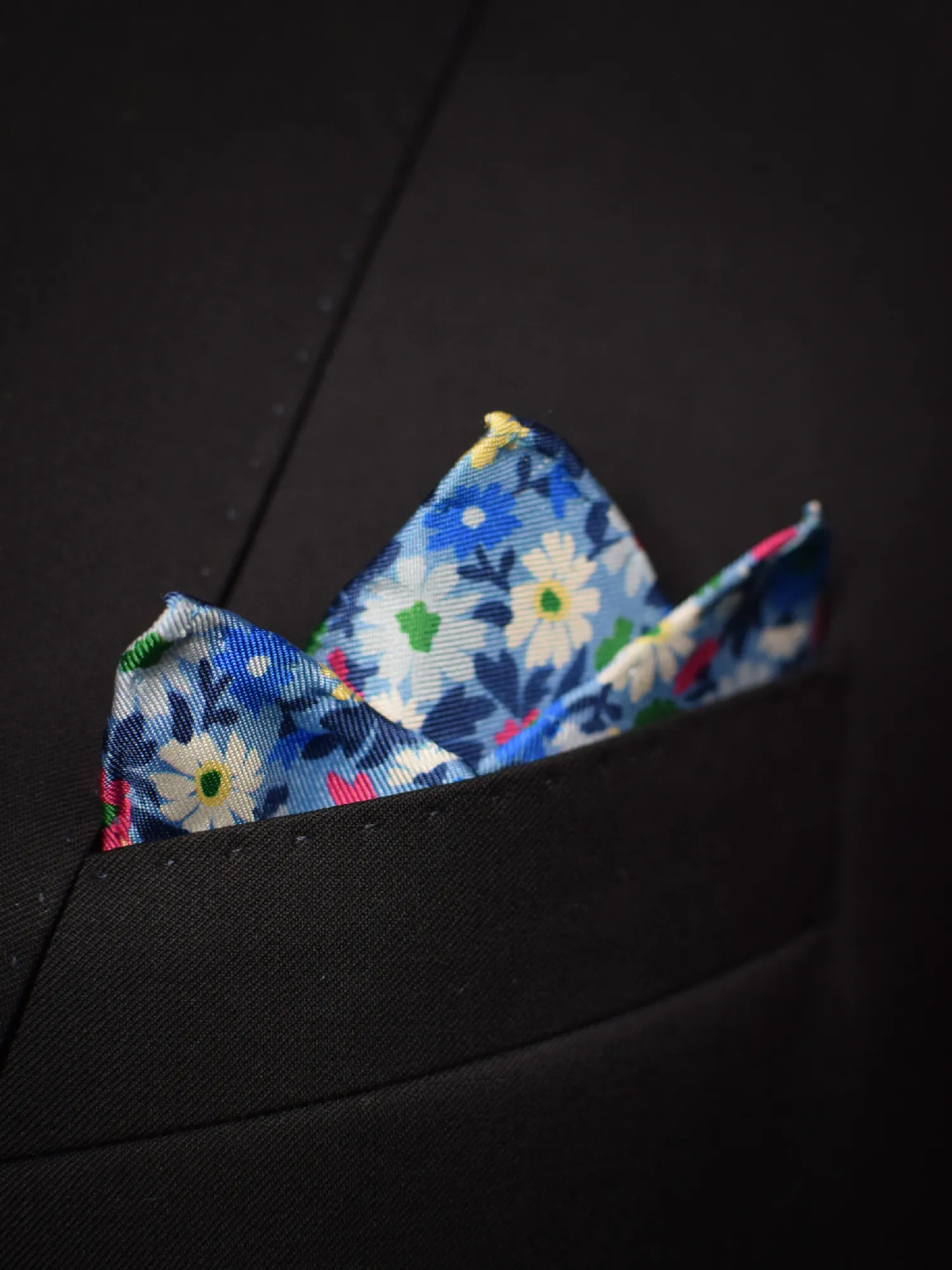 pochette soie florale charles thyrwitt bleue-portee