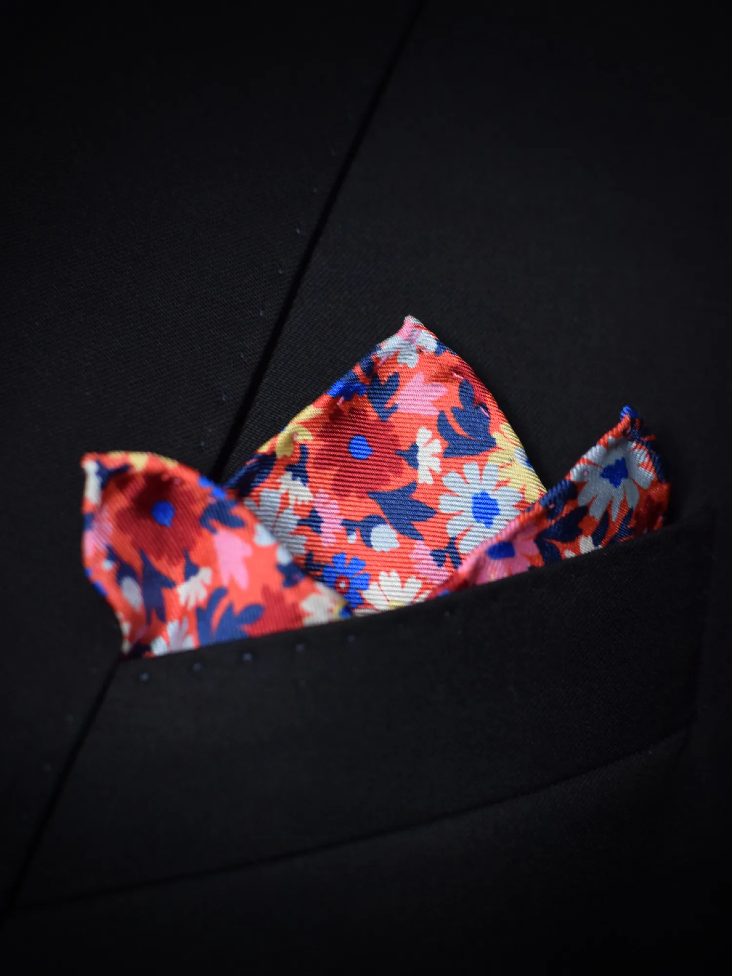 pochette soie florale charles thyrwitt rouge-portee
