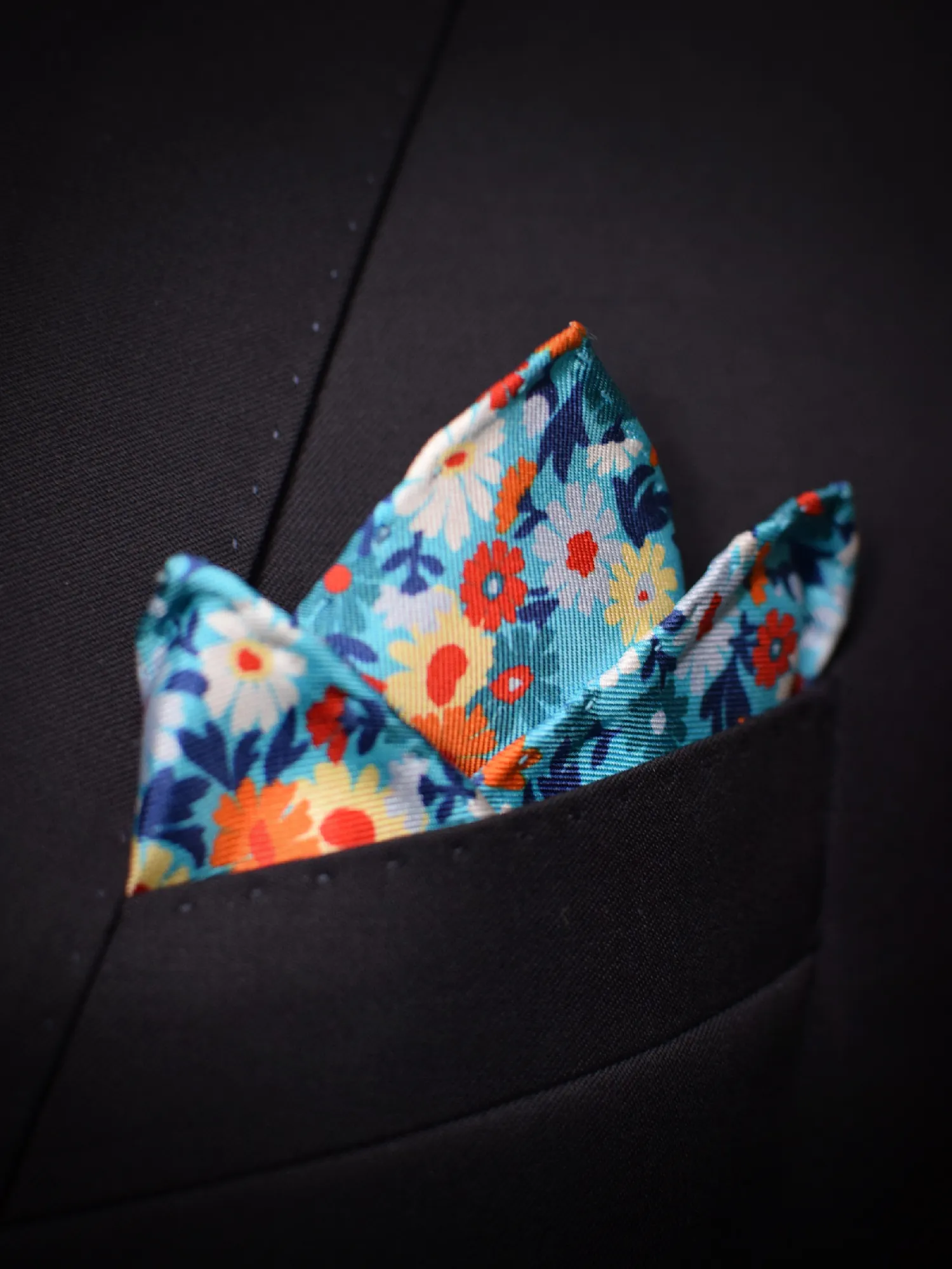pochette soie florale charles thyrwitt turquoise-portee