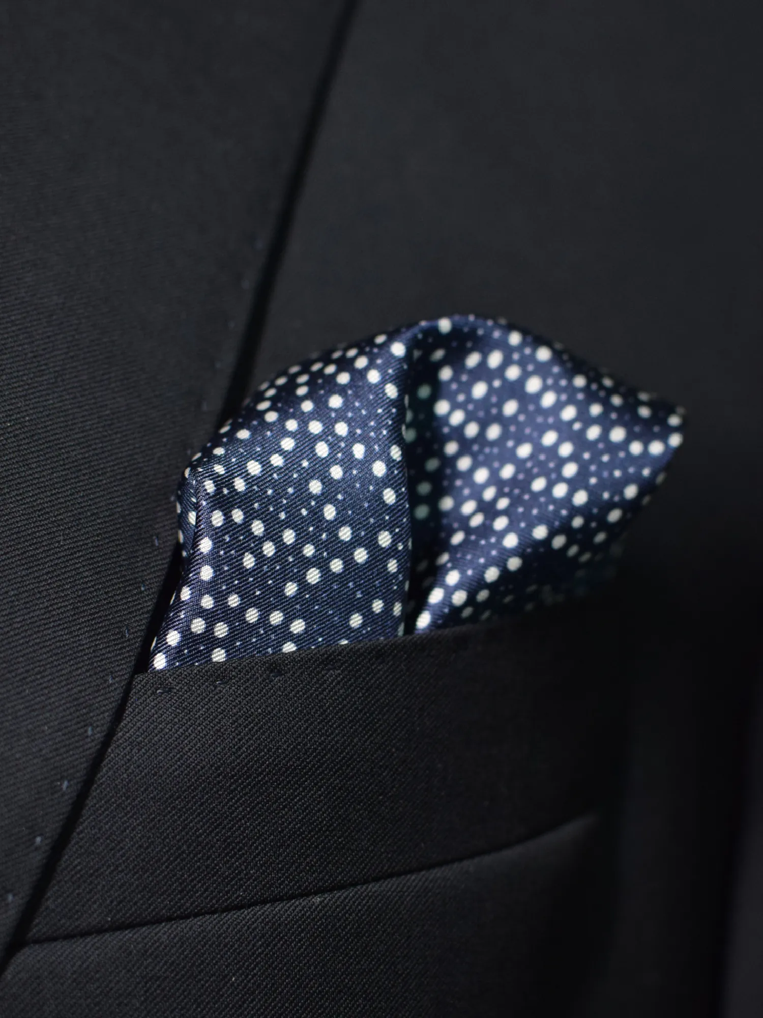 Pochette en soie navy à étoiles Ted Baker – Image 3