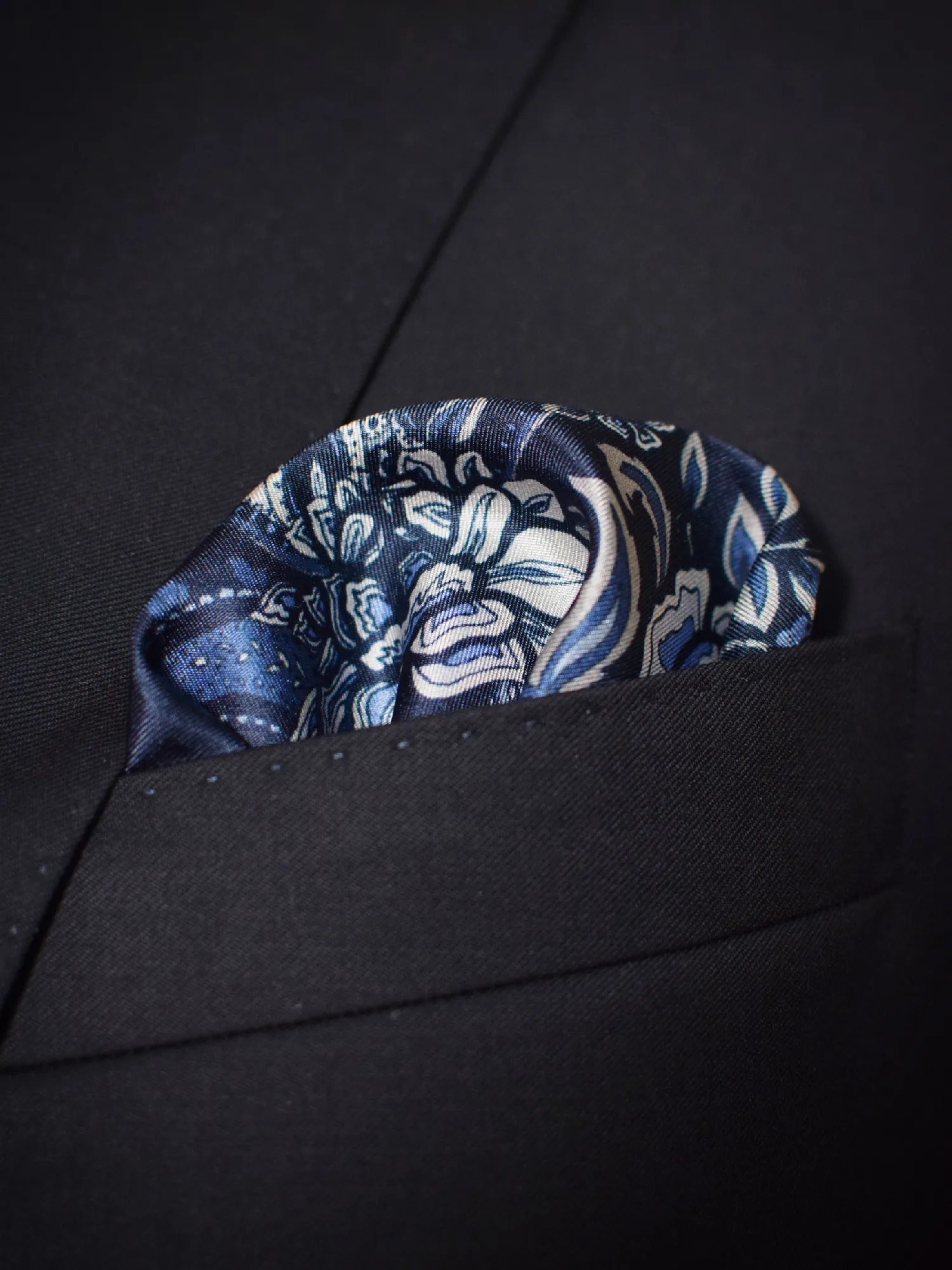 Pochette en soie bleue et violette à motifs floraux Ted Baker – Image 3