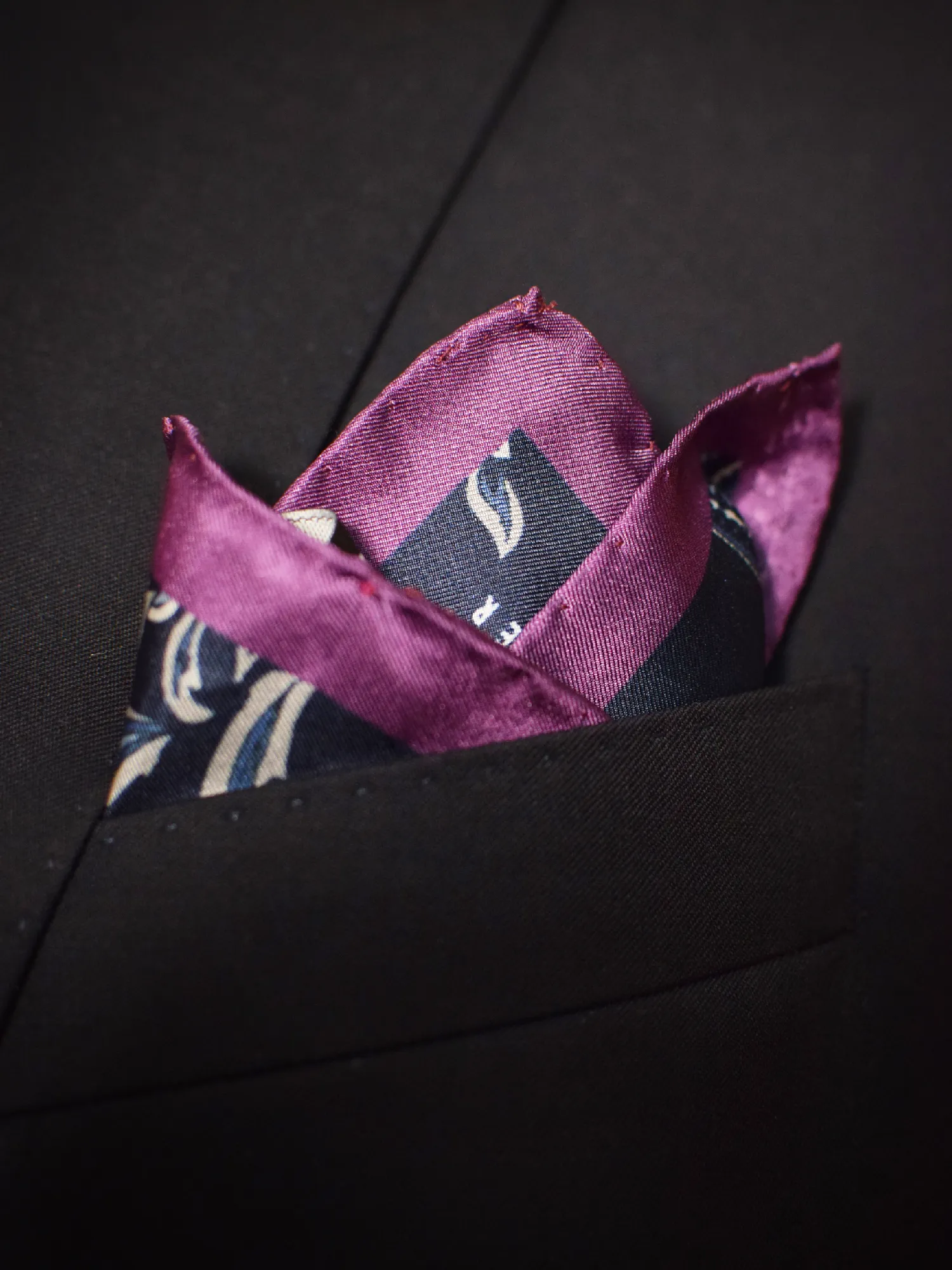 Pochette en soie bleue et violette à motifs floraux Ted Baker – Image 4