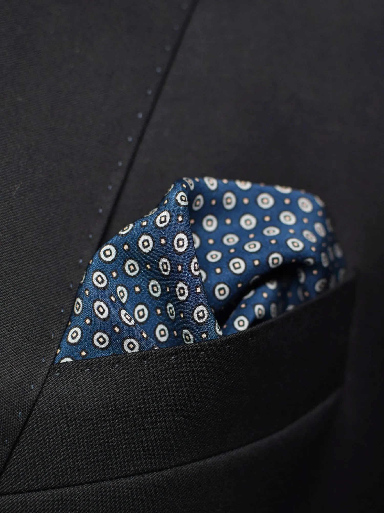 pochette ysl motif pois graphiques bleu marine-portee