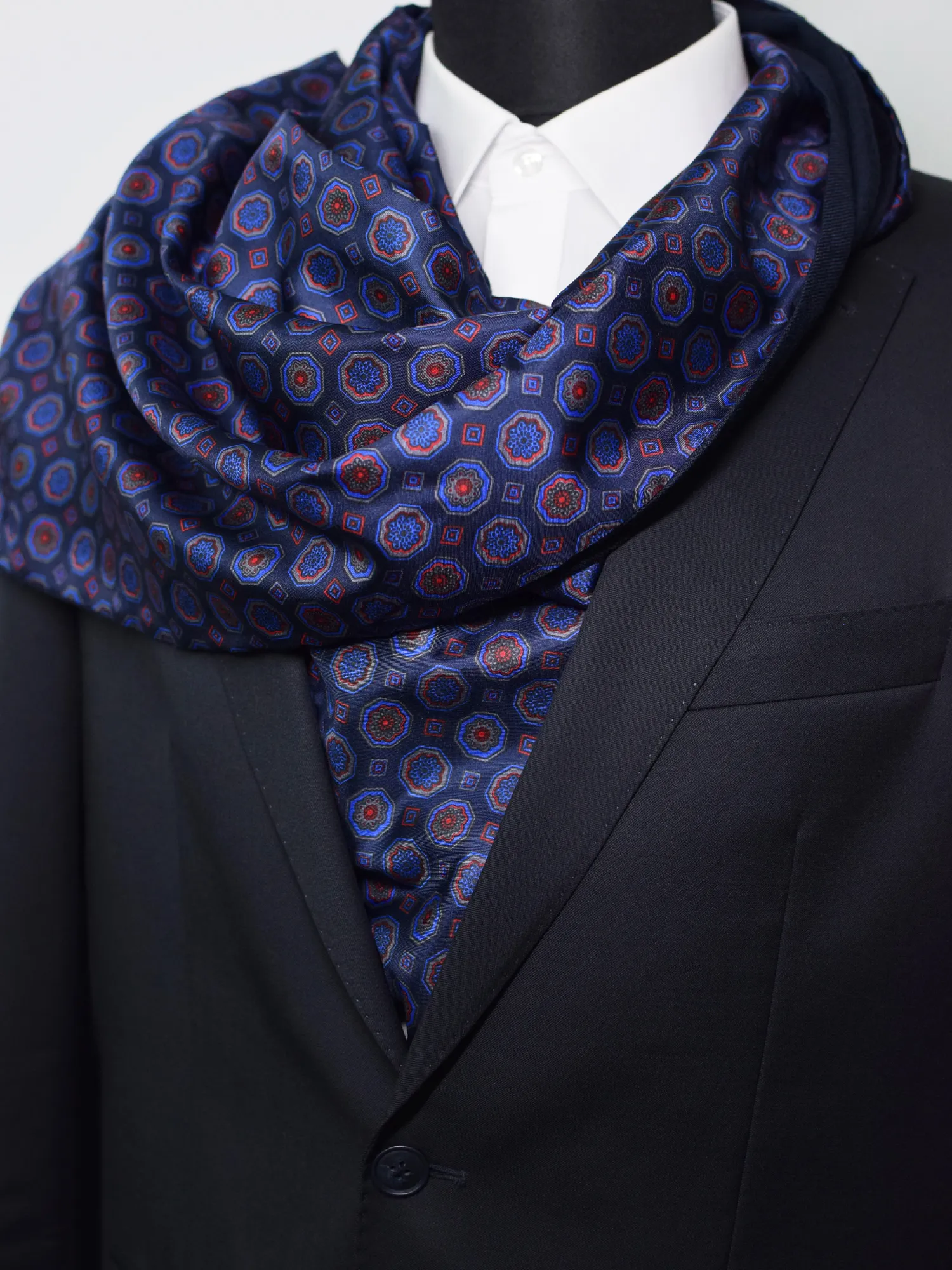 Foulard en soie doublée laine à motifs octogonaux-3