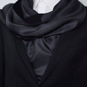 Foulard gris et noir en soie et laine Ascot-1