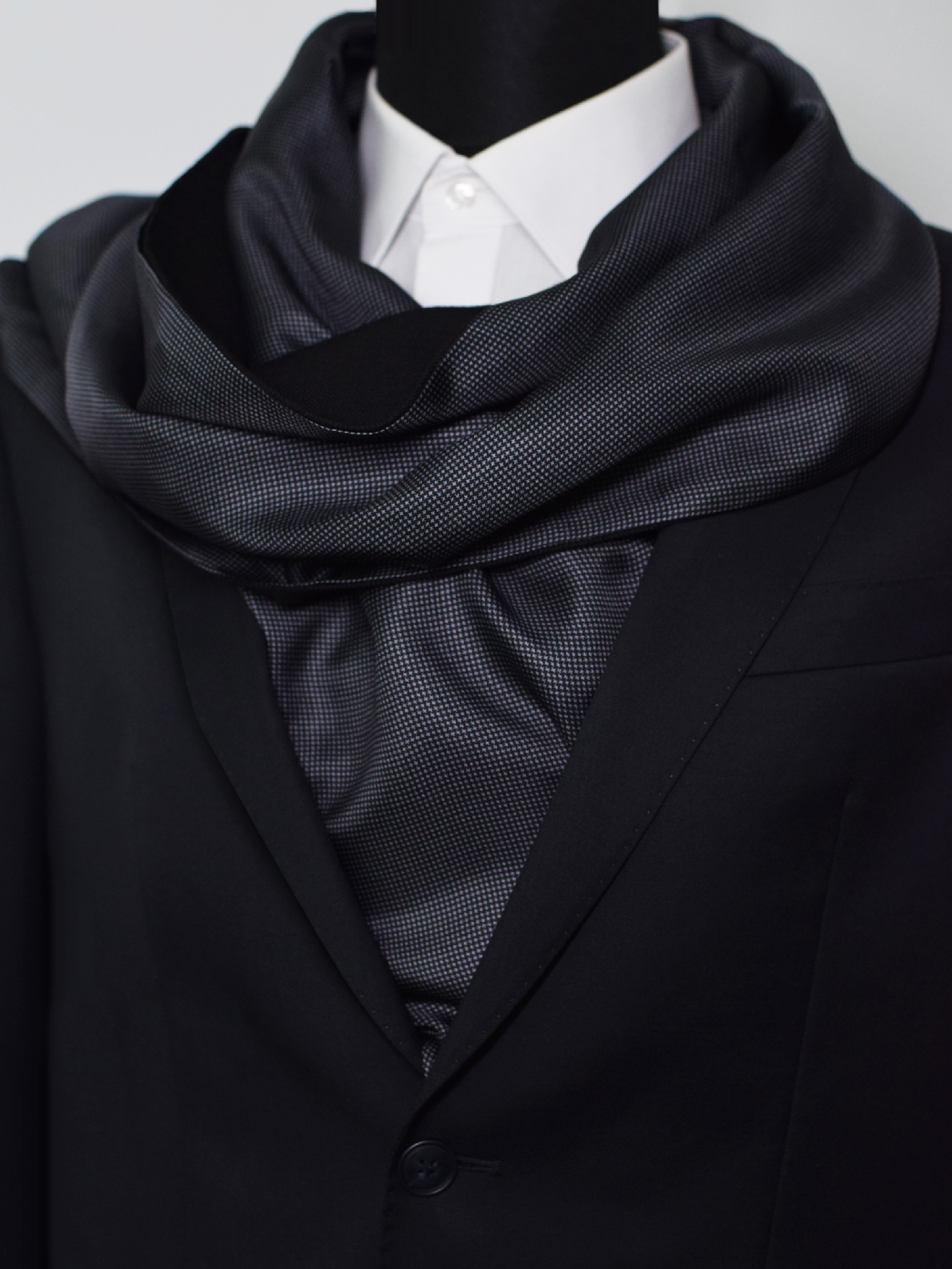 Foulard gris et noir en soie et laine Ascot-1