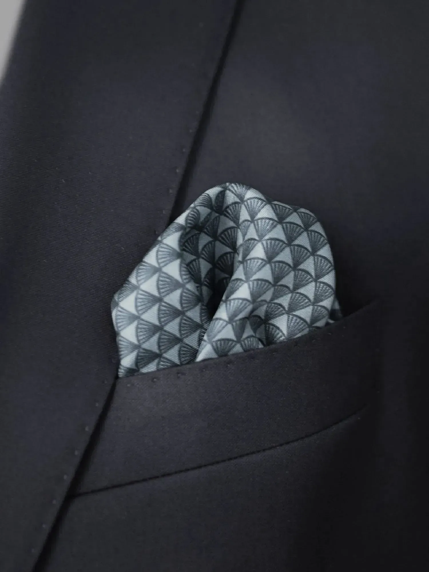 Reiss-pocket-square-in-pocket