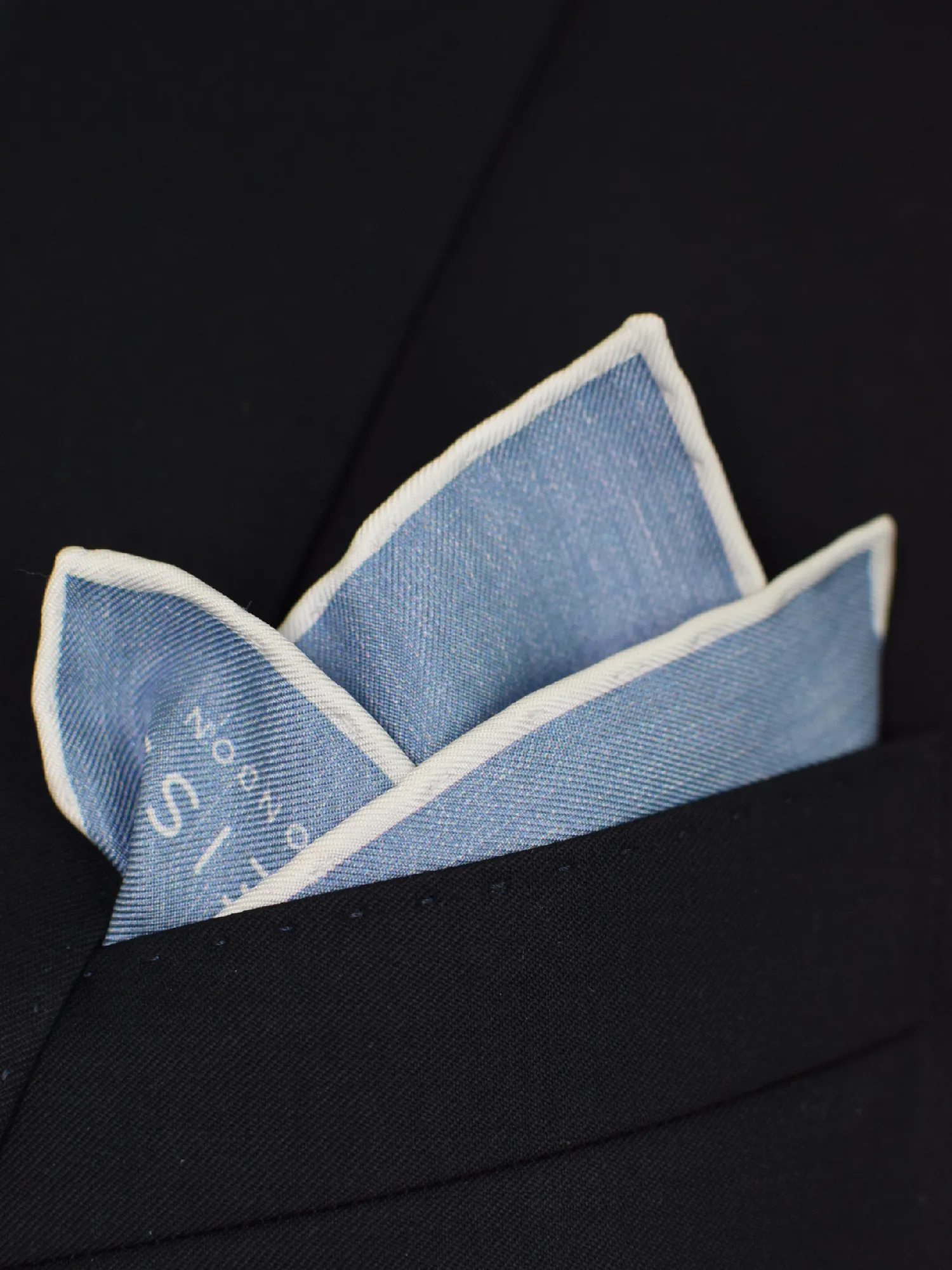 Pochette en soie bleu clair à liseré blanc Reiss portée dans une veste foncée