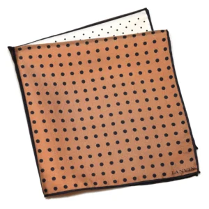 Pochette Lanvin pliée mettant en évidence deux faces à pois différents.