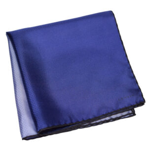 Pochette Lanvin bleu-mauve pliée avec logo discret.