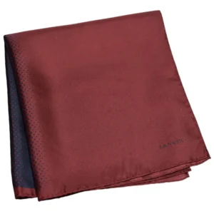 Pochette Lanvin pliée, montrant les nuances bordeaux et noir en contraste net.
