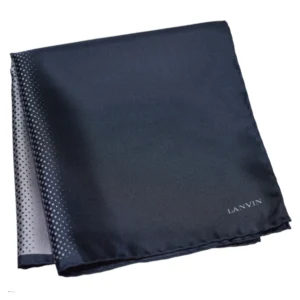 Pochette Lanvin en soie gris foncé et gris clair pliée avec liseré fin.