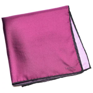 Pochette Lanvin bordeaux pourpre pliée, détails de texture et logo.