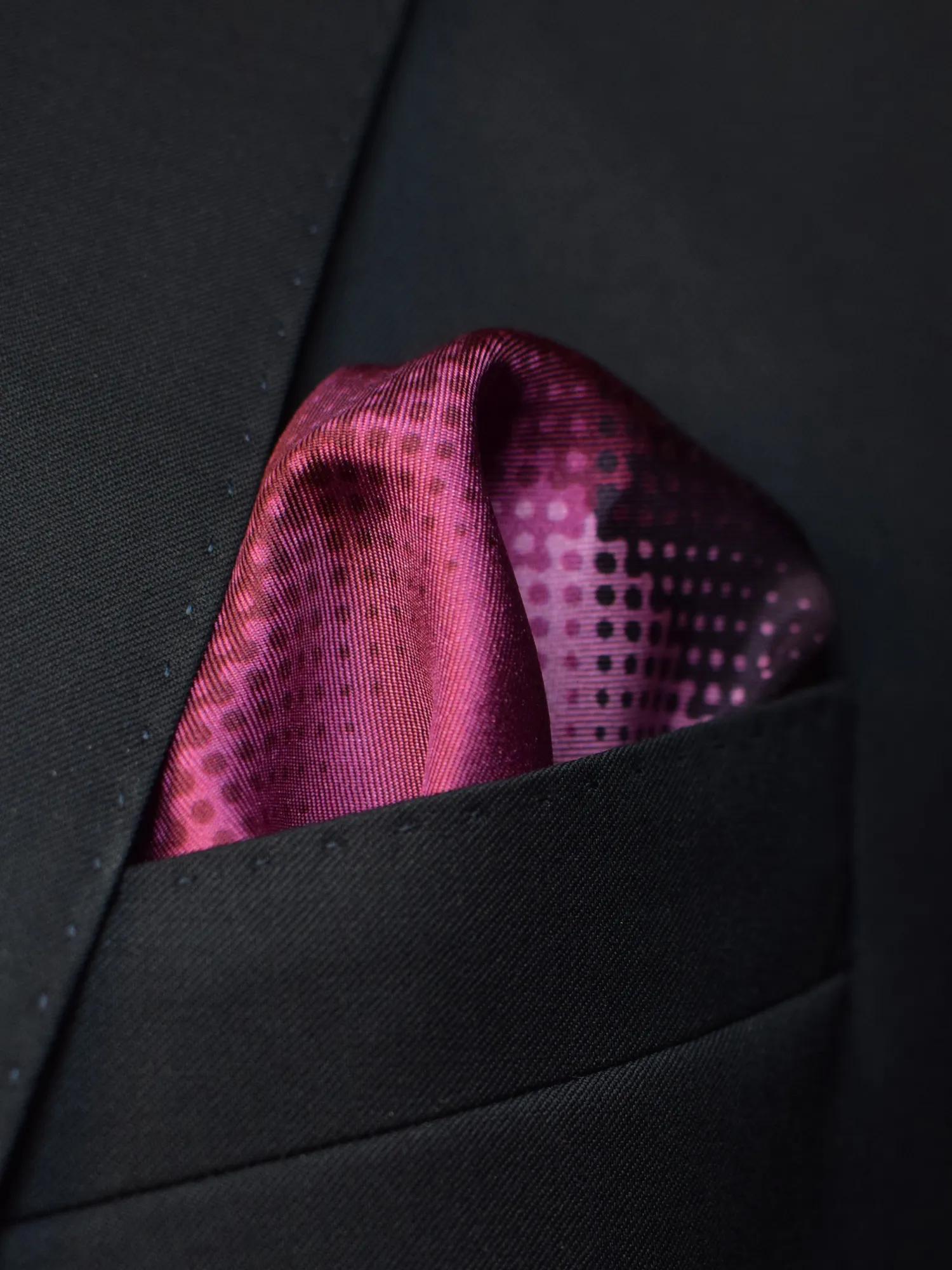 Pochette Lanvin pourpre portée en pli bouffant, vue rapprochée.