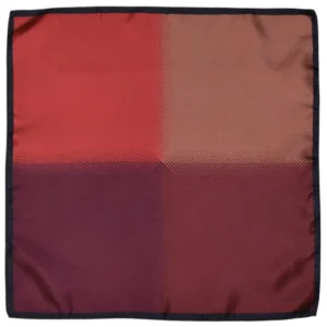Pochette Lanvin en soie à quatre panneaux dégradés dans les tons bordeaux, orange brûlé, rouille et brun chaud, vue à plat.