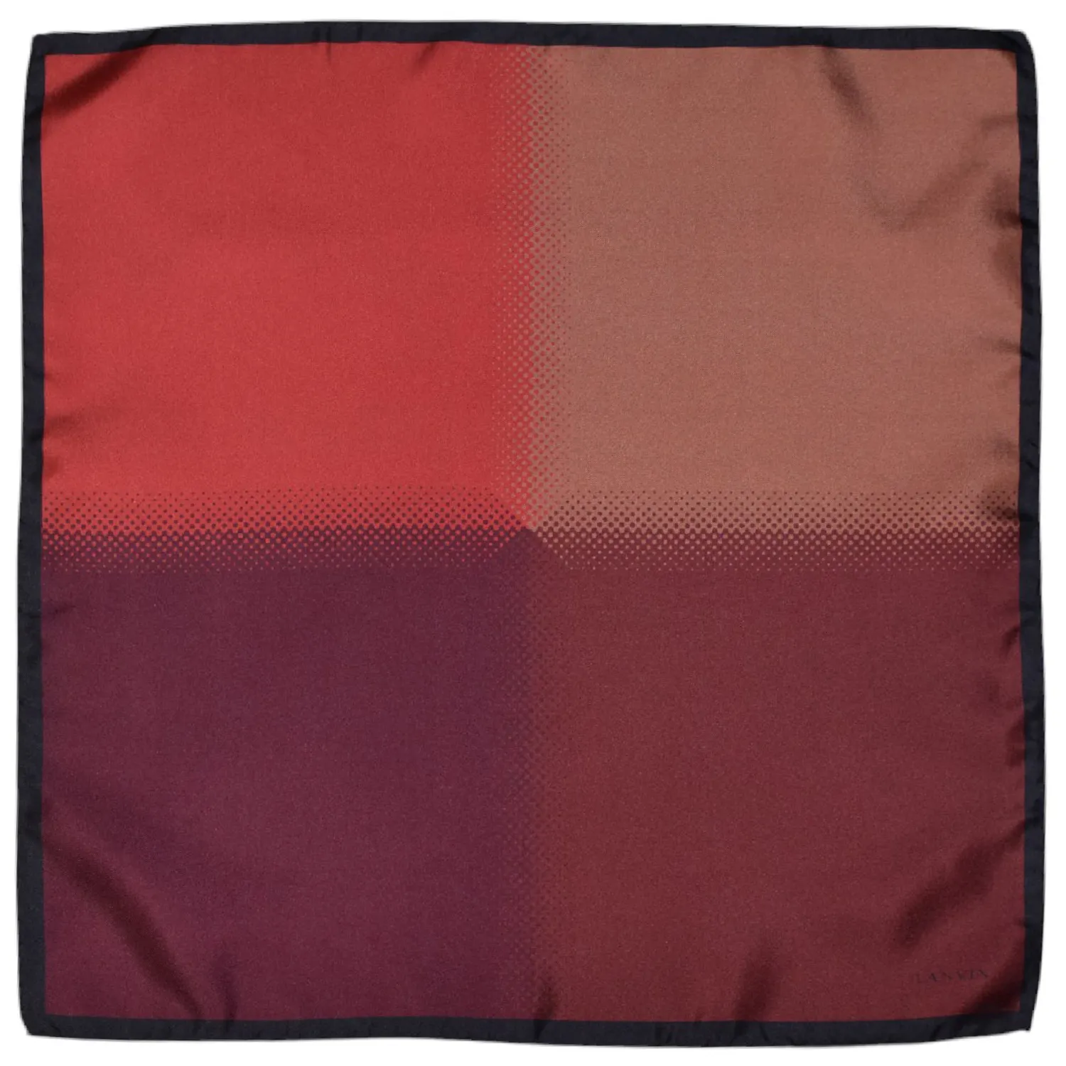 Pochette Lanvin en soie à quatre panneaux dégradés dans les tons bordeaux, orange brûlé, rouille et brun chaud, vue à plat.