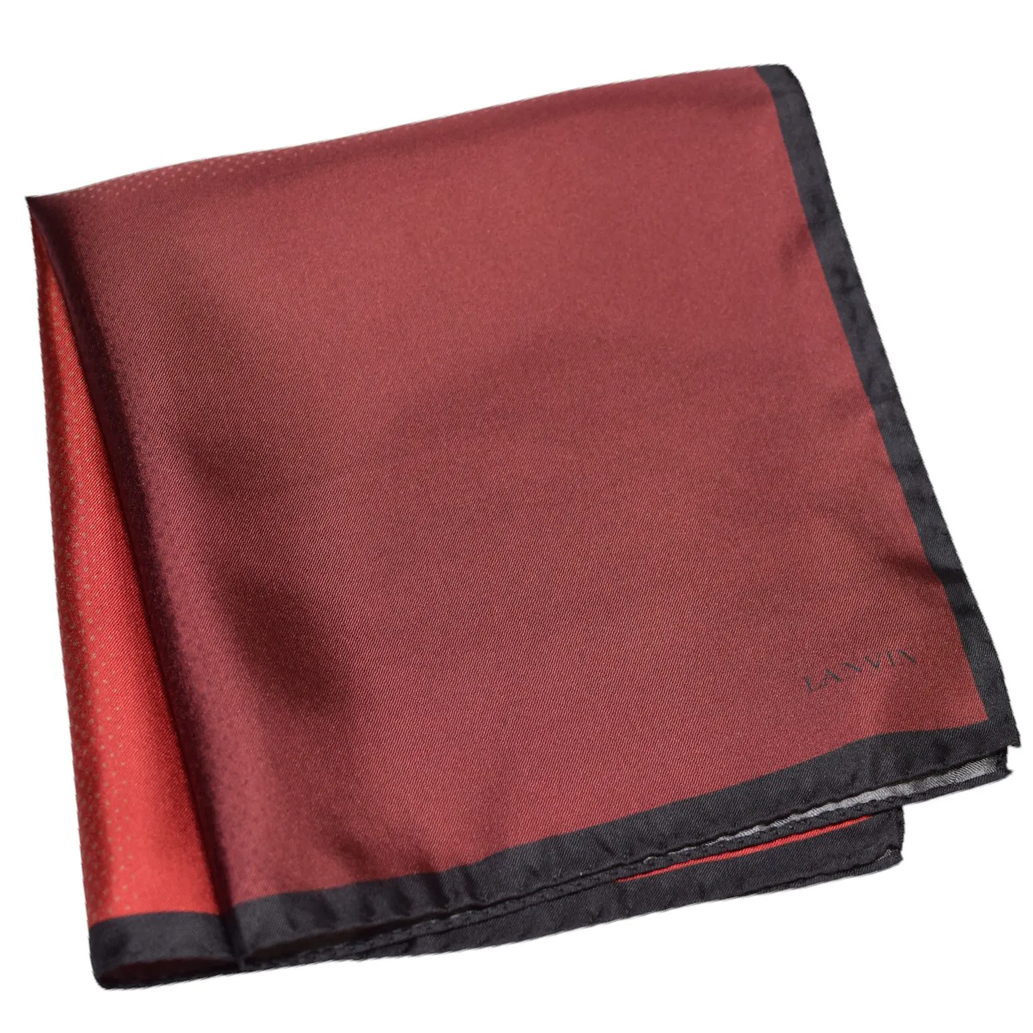 Pochette Lanvin rouge brunie pliée avec détails du tissu et bordure noire visible.