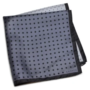 Pochette Lanvin grise à pois noirs, soigneusement pliée.
